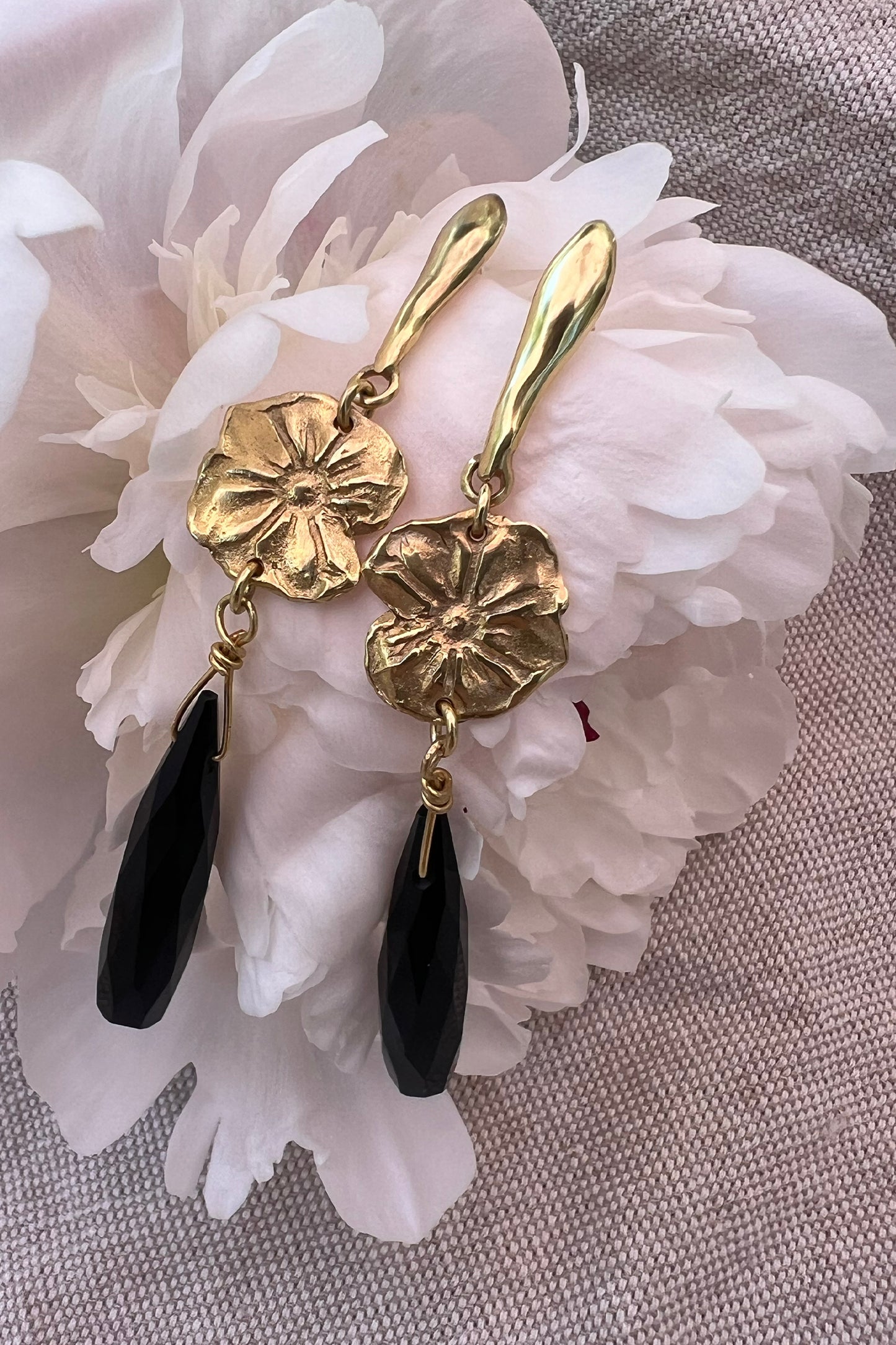 Aros dorados Ónix Bianca